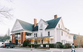 The Nuwray Hotel & Carriage House
